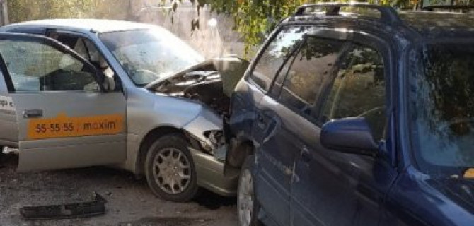 В Барнауле в ДТП с такси пострадали двое