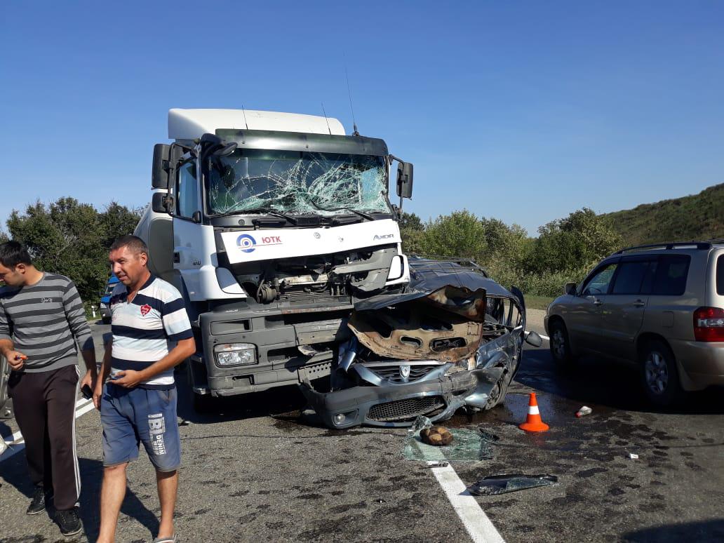 Цементовоз протаранил четыре легковушки под Краснодаром – погиб человек (2)