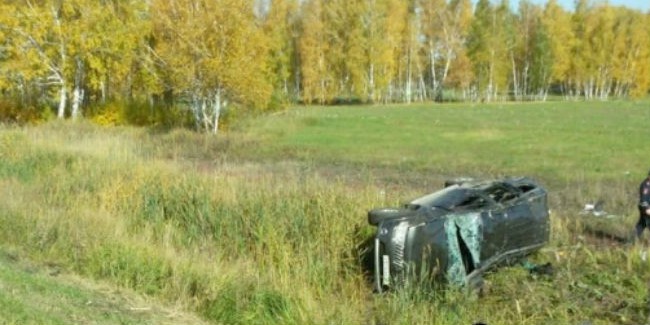 Под Омском в ДТП с опрокинувшейся иномаркой погиб человек