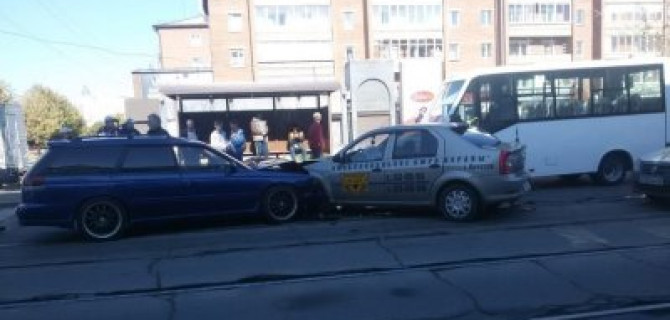 Три человека пострадали в массовом ДТП в Иркутске