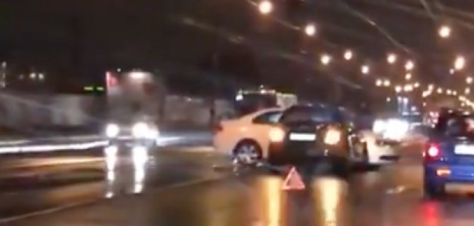 В Санкт-Петербурге столкнувшиеся иномарки перегородили трамвайные пути