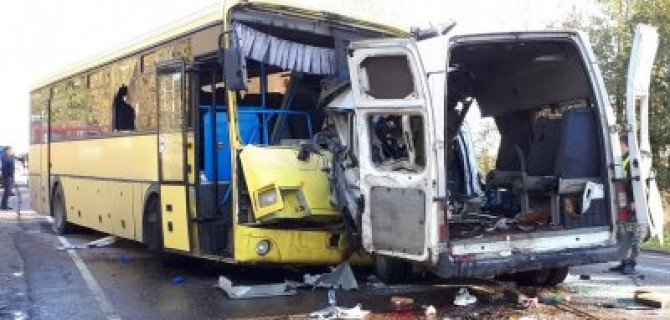 13 человек погибли в ДТП с микроавтобусом под Тверью