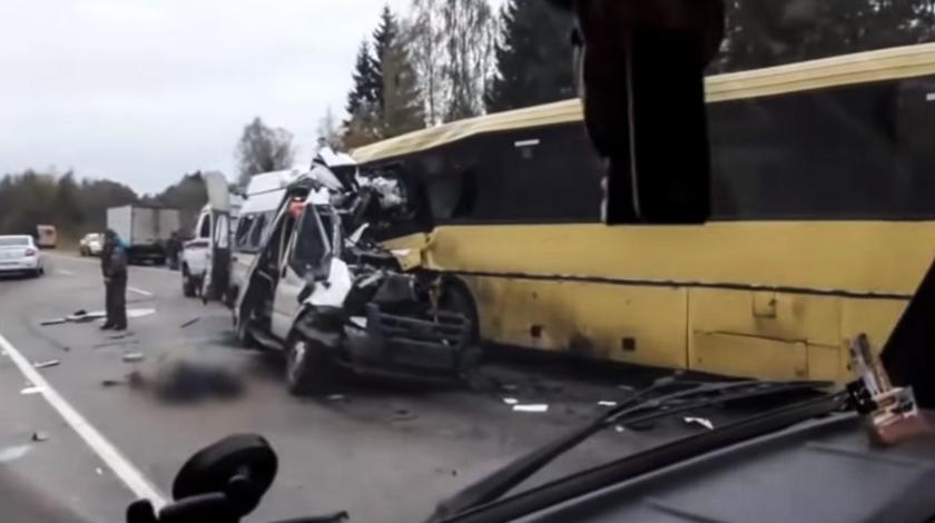 13 человек погибли в ДТП с микроавтобусом под Тверью (1)