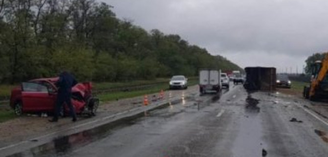 Женщина-водителя погибла в ДТП с КамАЗом в Новокубанском районе