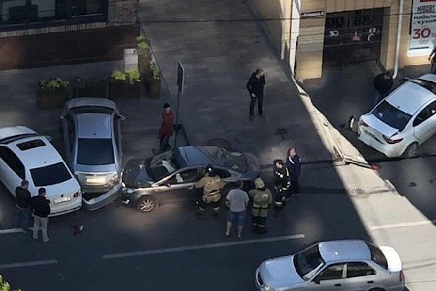 Умерший за рулем пенсионер устроил ДТП в Ростове