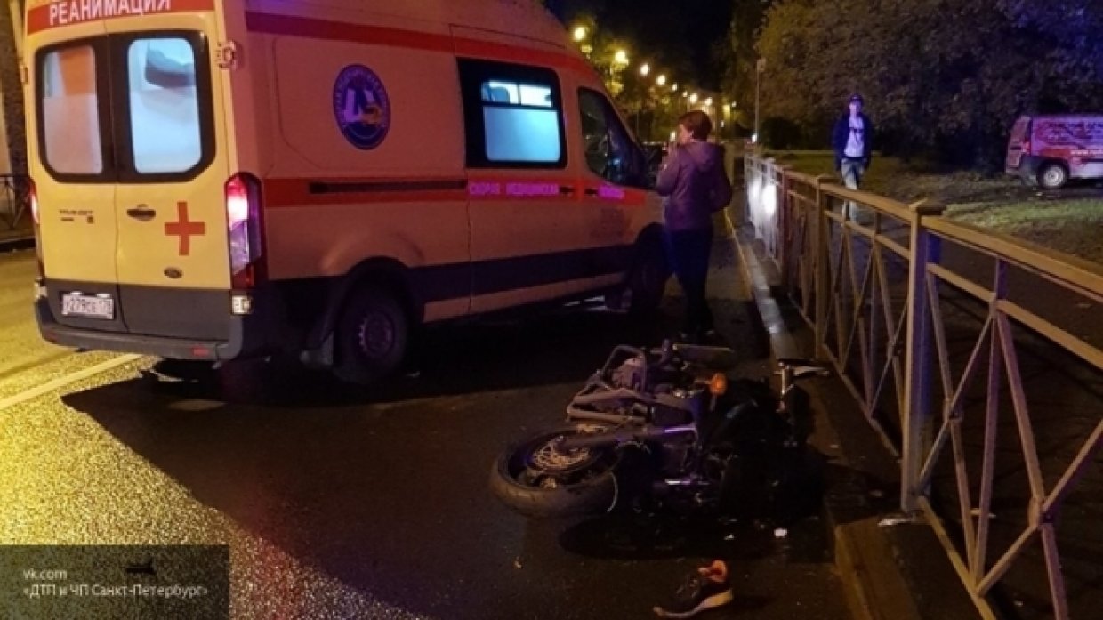 На Приморском проспекте мотоциклист сбил человека