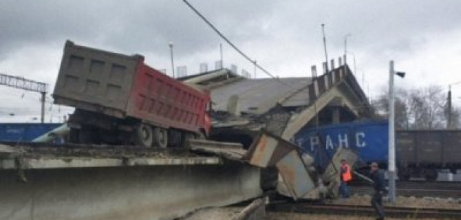 Видео момента обрушения автомобильного моста в Амурской области появилось в Сети