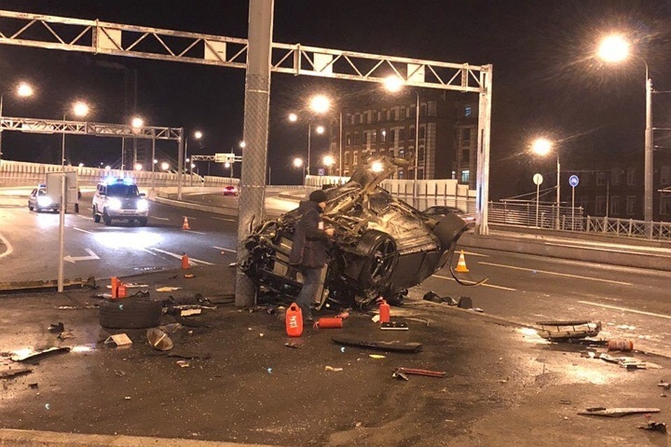 Водитель BMW погиб в ДТП в Петербурге