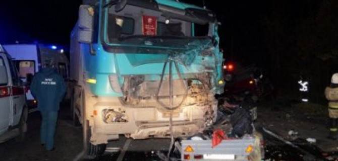 Под Чебоксарами погибло 13 человек в результате столкновения микроавтобуса и грузовика