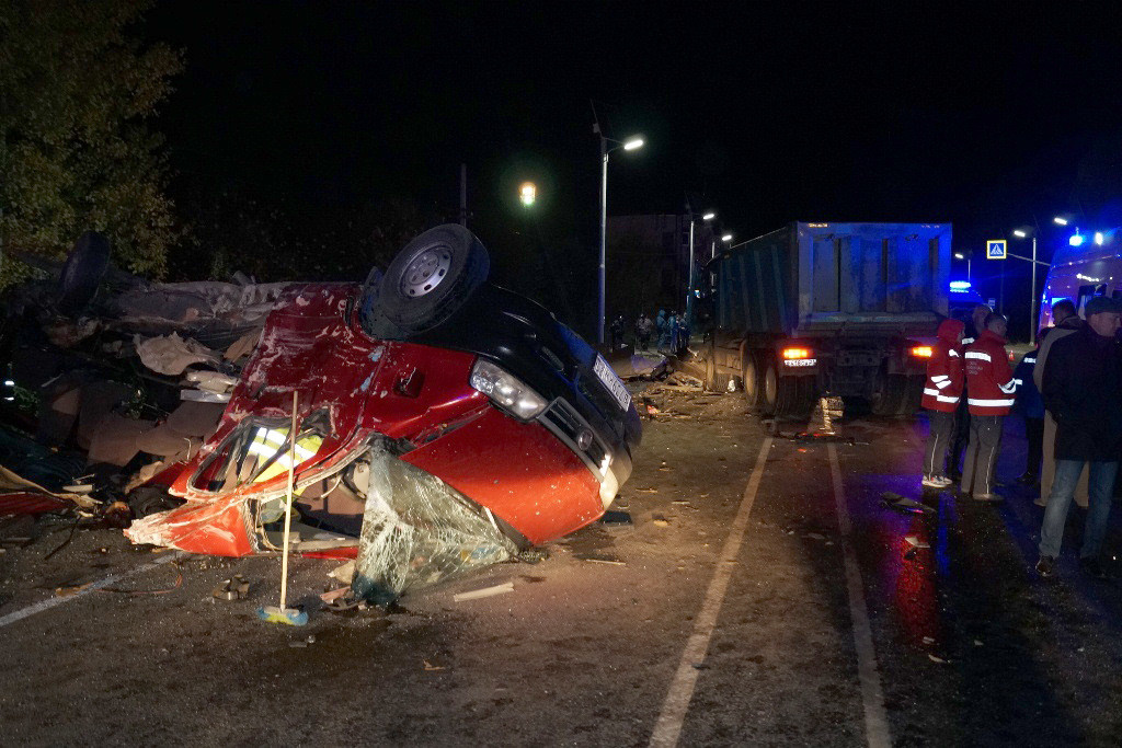 Под Чебоксарами погибло 13 человек в результате столкновения микроавтобуса и грузовика 1
