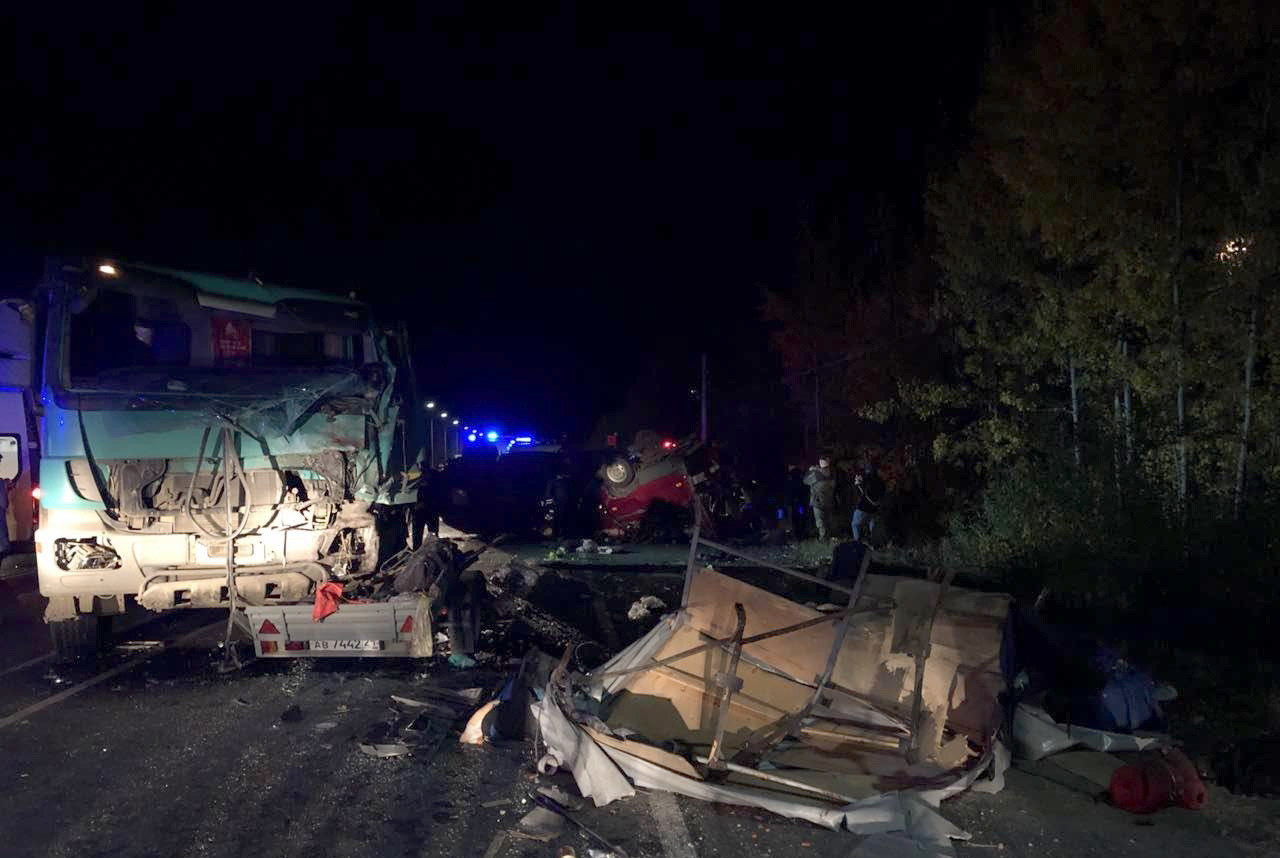 Под Чебоксарами погибло 13 человек в результате столкновения микроавтобуса и грузовика 2