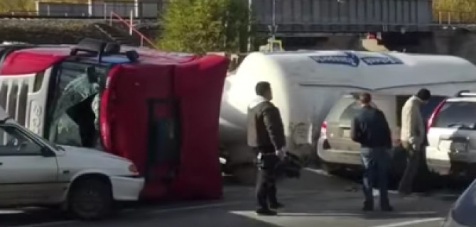 В Казани цементовоз перевернулся на выезде с поворота прямо на стоящие на светофоре автомобили