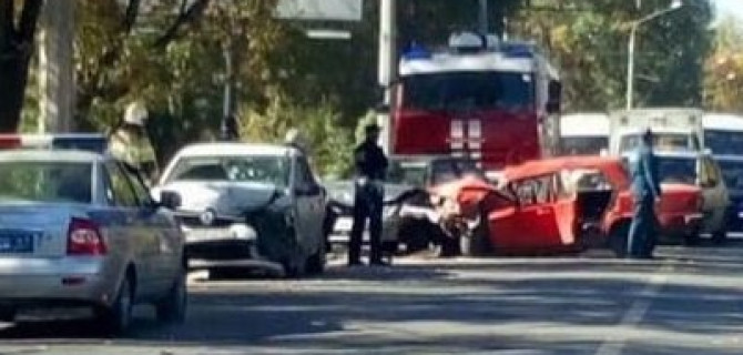 В Ростове два человека пострадали в массовом ДТП