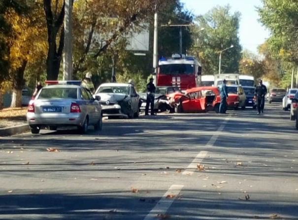 В Ростове два человека пострадали в массовом ДТП (2)