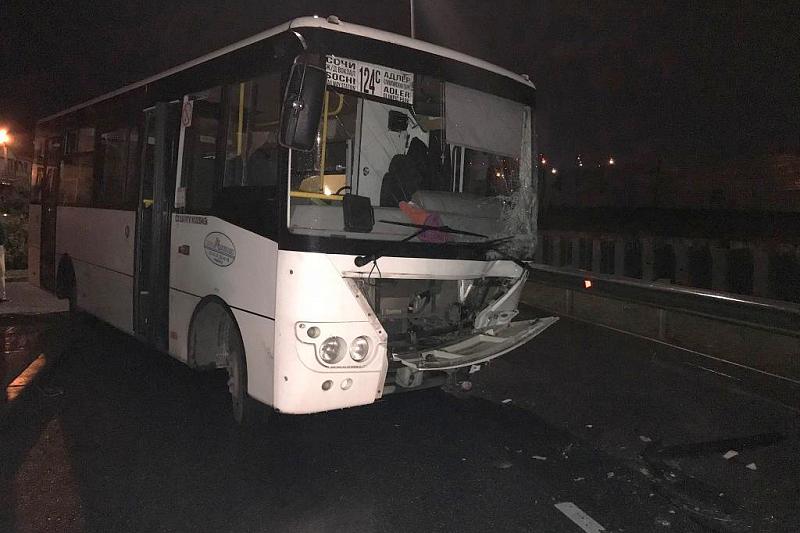 Четыре человека пострадали в ДТП с автобусом в Сочи (1)