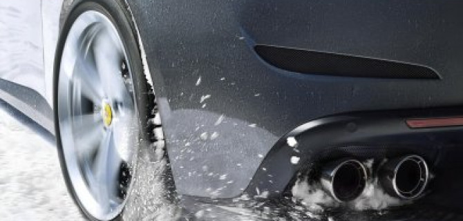 Авилон протестирует Ferrari GTC4Lusso на снежном треке в Италии