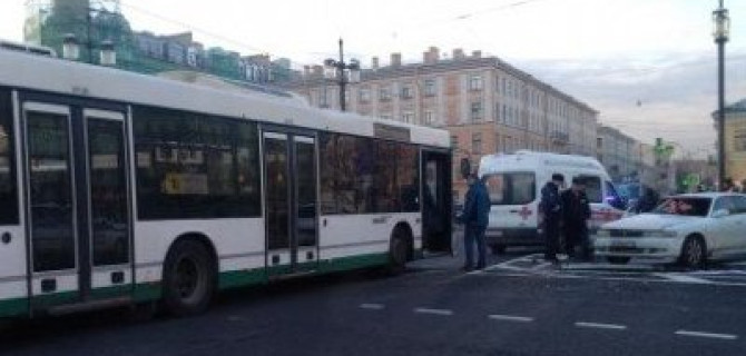 В Петербурге два человека пострадали в ДТП с автобусом