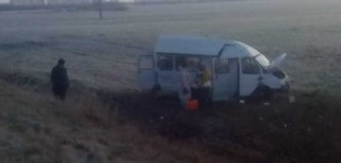 Под Ульяновском перевернулась маршрутка, 11 пострадавших