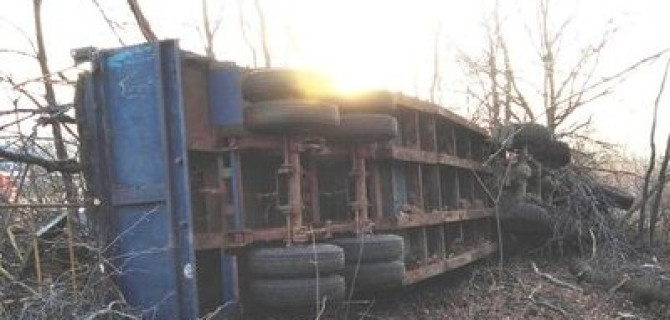 В Грачевском районе погиб водитель опрокинувшегося КамАЗа