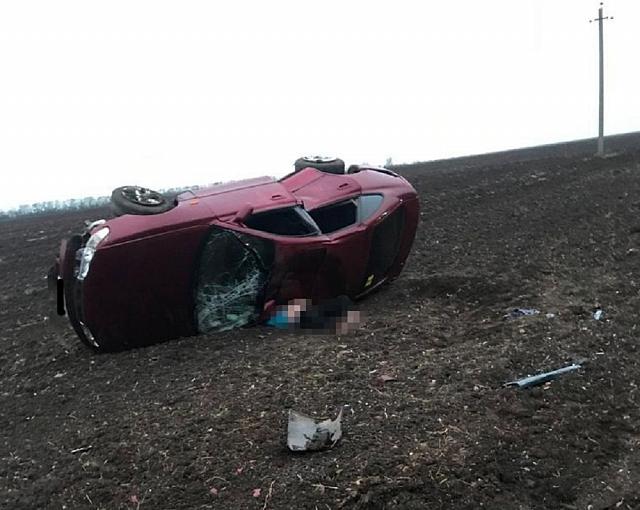 Водитель опрокинувшейся иномарки погиб в Павловском районе Краснодарского края (2)