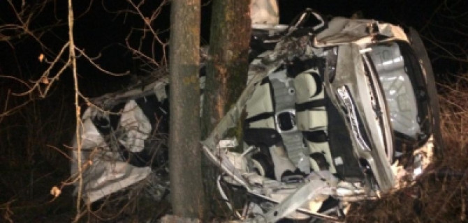 Под Уфой иномарка врезалась в дерево: погибли двое