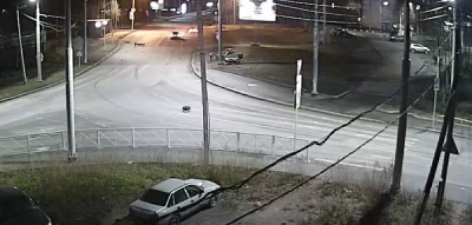 В Петрозаводске автомобиль врезался в столб и загорелся