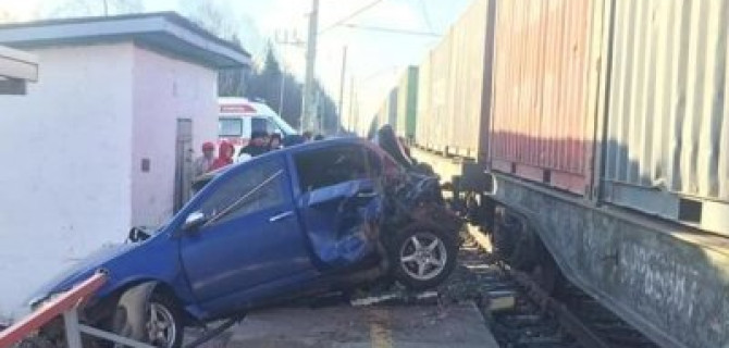 В Башкирии поезд протаранил машины – водитель погиб