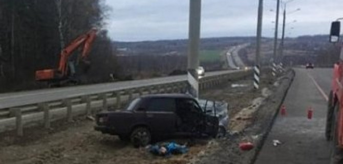 В Тульской области ВАЗ врезался в столб – два человека погибли