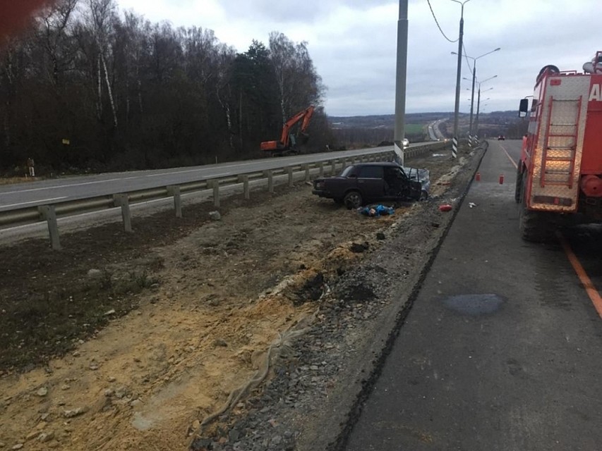 В Тульской области ВАЗ врезался в столб – два человека погибли