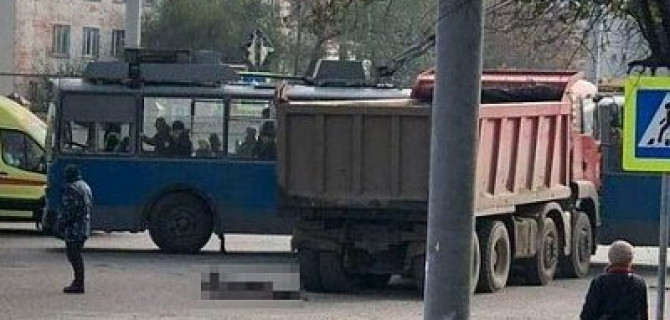 В Краснодаре грузовик насмерть задавил женщину