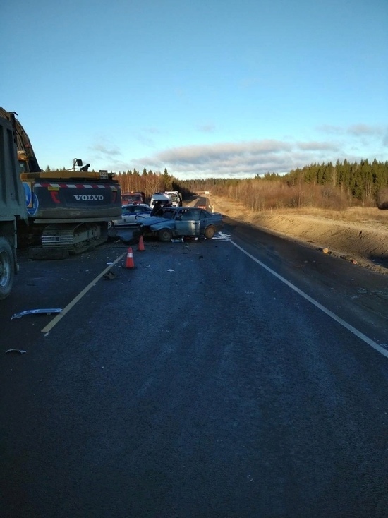 В ДТП с экскаватором в Карелии погибла женщина