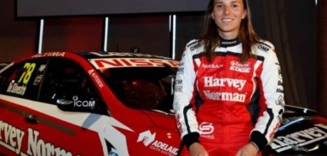 Известная автогонщица Симона де Сильвестро перешла в другую команду