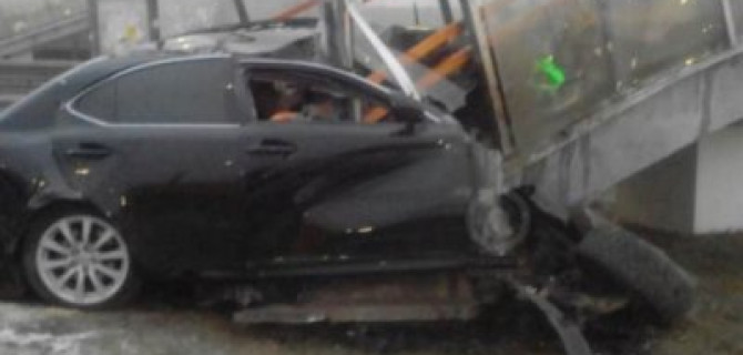 В Подмосковье Lexus врезался в надземный переход