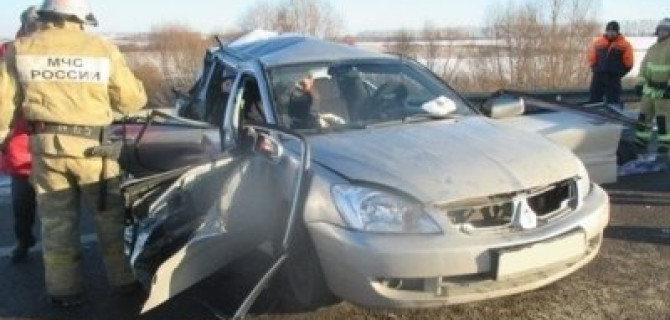 Фура врезалась в иномарку с семьей в Тульской области