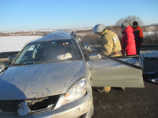 Фура врезалась в иномарку с семьей в Тульской области (1)