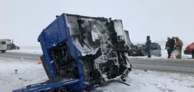 Пять человек погибли в ДТП с грузовиком в Оренбургской области