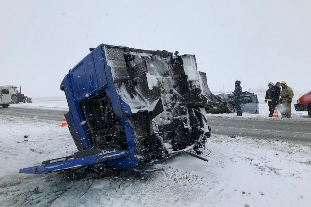 Пять человек погибли в ДТП с грузовиком в Оренбургской области
