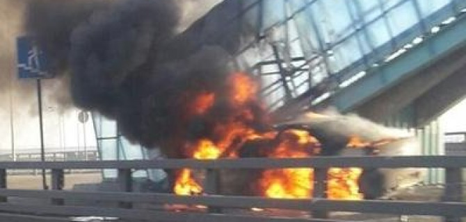 На КАД автомобиль пробил ограждение и загорелся