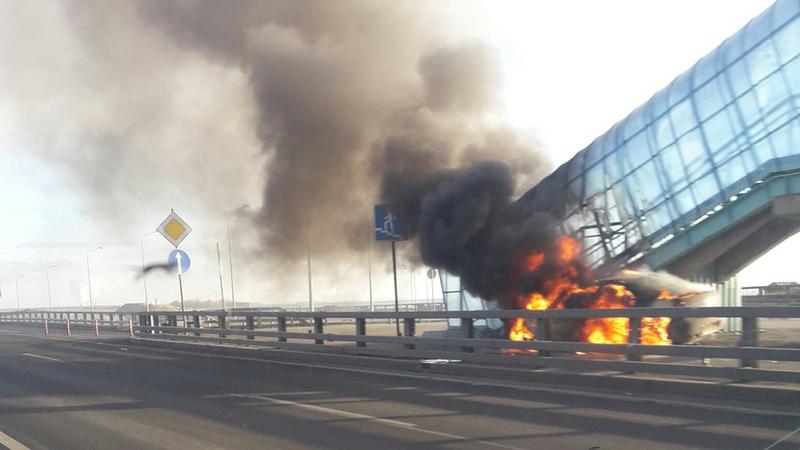 На КАД автомобиль пробил ограждение и загорелся