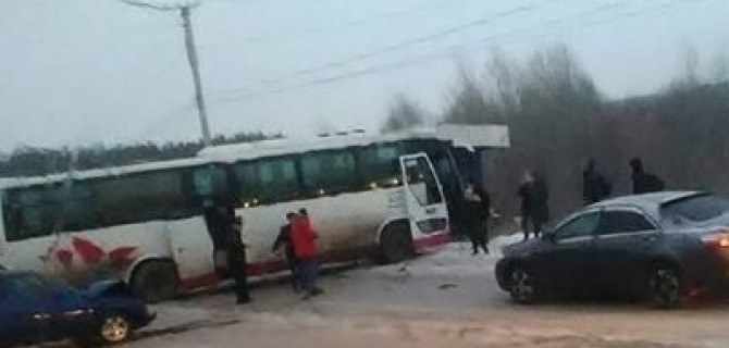 В Кузбассе автобус сбил 15-летнюю девочку и врезался в автомобили