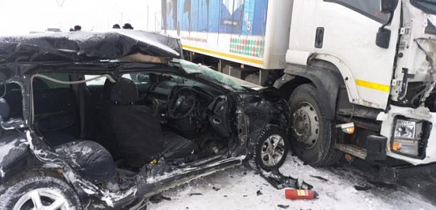 Два человека погибли в ДТП с такси в Новосибирске