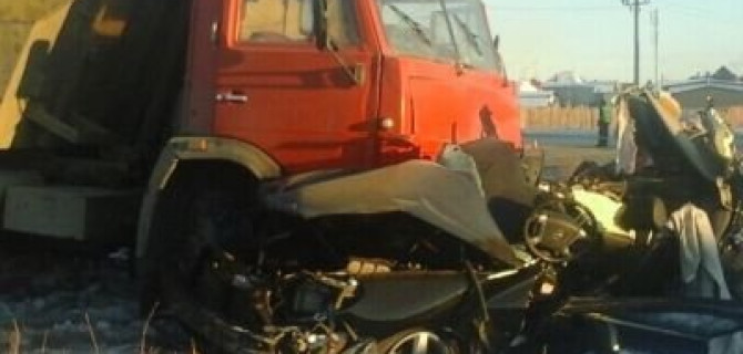 В Орске КамАЗ раздавил легковушку – погиб человек