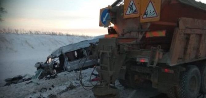 Водитель микроавтобуса погиб в ДТП со снегоуборочным КамАЗом в Новосибирской области
