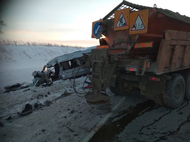Водитель микроавтобуса погиб в ДТП со снегоуборочным КамАЗом в Новосибирской области