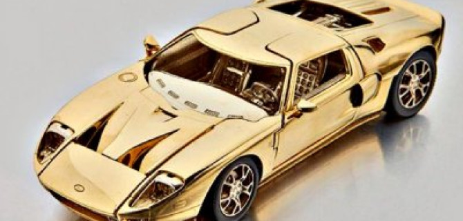 На аукционе «Сотбис» выставлена золотая копия Ford GT40