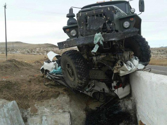 Два человека погибли в ДТП с грузовиком в Бурятии