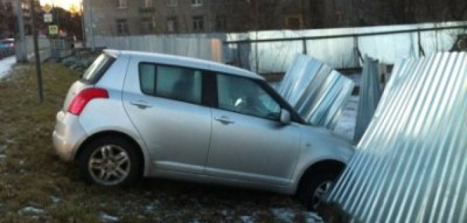 В Санкт-Петербурге хэтчбэк Suzuki съехал с дороги в врезался в забор