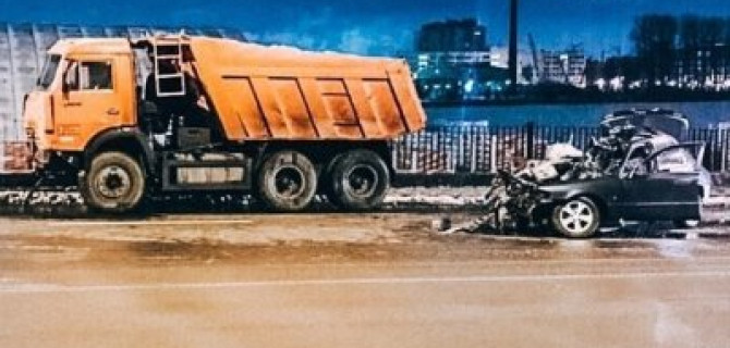 Два человека погибли в ДТП с КамАЗом в Петербурге