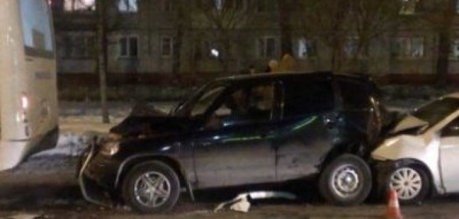 Четыре человека пострадали в массовом ДТП в Омске