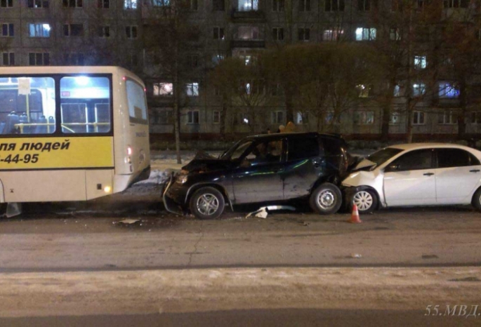 Четыре человека пострадали в массовом ДТП в Омске